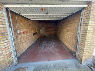Bent u op zoek naar een plaats om uw auto en eventueel nog andere spullen op te bergen? Dan is dit een aanrader!<br /><br />De garagebox is 4.7m diep en 2.6m breed. De maandelijkse huurprijs bedraagt €110, zonder bijkomende kosten. De box is beschikbaar vanaf 1/11 en zou verhuurd worden voor een periode van minstens 1 jaar.<br /><br />Bent u geïnteresseerd en wenst u een bezoek in te plannen? Aarzel dan niet en bel +32495636462 of stuur een mail naar verhuur@immojanstas.be