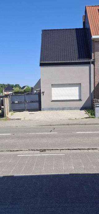 Mooie gerenoveerde woning, recentelijk nog voorzien van een nieuw dak en crepi.Je komt binnen langs achteren in een bescheiden inkomhalletje. Van...