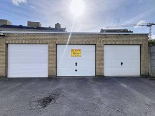 <p><span>Garage te koop nabij centrum Roeselare</span></p><p><span>Praktische garagebox op wandelafstand van het centrum van Roeselare, gelegen op een discrete en vlot bereikbare locatie.</span></p><p><span>De garage beschikt over een </span><span>vernieuwd dak en een recente sectionale poort</span><span>.</span></p><p><span>Elektriciteit kan desgewenst worden voorzien.</span></p><p><span>Mooi meegenomen voor investeerders: de garage is momenteel verhuurd aan een trouwe huurder, goed voor een huurinkomst van €60 per maand.</span></p><p><span>Een interessante opportuniteit voor eigen gebruik of als investering.</span></p><p><span> </span></p>