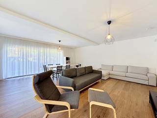 <p><b>ZAVENTEM</b>, Ideale ligging vlakbij de NAVO, openbaar vervoer en de luchthaven. Huis met drie gevels (bouwjaar 2021), gedeeltelijk gemeubileerd.<br /><br /><u><strong>Begane grond:</strong></u></p>
<ul>
<li>Entreehal van ± 7 m² met inbouwkasten</li>
<li>Woonkamer van ± 41,5 m² met een werkhoek van ± 7 m² (tafel + bank), toegang tot een mooi terras van ± 50 m² en een tuin van ± 225 m².</li>
<li>Superuitgeruste keuken van ± 20 m² met wijnkoelkast (oven, magnetron, koelkast, vriezer, kookplaat en afzuigkap)</li>
<li>Doucheruimte van ± 4,4 m² met toilet</li>
</ul>
<p><b><u>1e verdieping:</u></b></p>
<ul>
<li>Slaapkamer 1 van ± 22 m² (tweepersoonsbed) met badkamer van ± 8 m² en toilet, toegang tot terras van ± 16 m² aan de tuinzijde</li>
<li>Slaapkamer 2 van ± 20 m² (eenpersoonsbed en kledingkast)</li>
<li>Slaapganger van ± 7 m² met ingebouwde opbergkasten</li>
<li>Apart toilet</li>
</ul>
<p><b><u>2e verdieping:</u></b></p>
<ul>
<li>Grote zolderkamer van ± 31 m² met kleedkamer (tweepersoonsbed), mogelijkheid om er een 2e slaapkamer van te maken.</li>
<li>Doucheruimte met toilet van ± 4 m²</li>
</ul>
<p>Kelders: wasruimte en technische ruimte<br />Alarmsysteem<br />Waterontharder<br /><br />Mogelijke kosten van € 320/maand extra voor water, elektriciteit, gas, internet en onderhoud van de verwarmingsketel en zonnepanelen.<br /><br />Beschikbaar vanaf 1 augustus 2026</p>