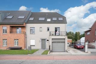 <div>
<div>In Residentie <strong>Weidezicht</strong> bevindt zich dit goed onderhouden en instapklare appartement, ideaal als starterswoning of interessante investering. Met een centrale ligging en een prachtig open uitzicht, de moeite waard om eens te komen kijken. <br /><br /></div>
<div>Het appartement beschikt over een inkomhal die toegang geeft tot de leefruimte van ca. 28 m². Een terras van ca. 6 m². <br />De open keuken ingericht met een keramische kookplaat, dampkap, oven, vaatwasser en spoelbak. Aansluitend bevindt zich een handige berging.<br /><br /></div>
<div>Verder omvat het appartement een slaapkamer van ca. 12 m² met rechtstreekse toegang tot een tweede terras van ca. 3 m². De badkamer is voorzien van een douche, toilet, lavabo in meubel en aansluitingen voor een wasmachine en droogkast.<br /><br /></div>
<div>Extra troeven zijn de inbegrepen <strong>ondergrondse autostaanplaats</strong> en <strong>privatieve berging</strong>, die reeds in de verkoopprijs zijn inbegrepen.</div>
<div>De residentie is rustig gelegen met vlotte verbindingen naar winkels, openbaar vervoer en belangrijke invalswegen. Een ideale combinatie van comfortabel wonen en een groene omgeving.<br /><br /></div>
<div><strong>Pluspunten:</strong></div>
<ul>
<li>Instapklaar appartement</li>
<li>Open zicht over natuur en akkerland</li>
<li>Twee terrassen</li>
<li>Ondergrondse autostaanplaats inbegrepen</li>
<li>Privatieve berging inbegrepen</li>
<li>Ideaal voor starters of investeerders</li>
<li>Gunstige centrale ligging met goede bereikbaarheid</li>
</ul>
<div><strong>Bel voor een afspraak 03 240 11 99 of mail wuustwezel@immopoint.be</strong>.</div>
</div>