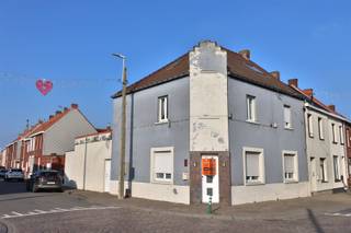 Centraal gelegen handelspand met woonst, op heden volledig gebruikt als woning. Bestaande op het gelijkvloers uit de commerciële ruimte (café) met...