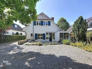 <p><span>Deze ruime open bebouwing combineert een royale bewoonbare oppervlakte van circa 220 m² met een uitzonderlijk groot perceel van ongeveer 3.500 m². Een ideale woning voor wie op zoek is naar ruimte, privacy en tal van gebruiksmogelijkheden. Via de ruime inkomhal met gastentoilet betreden we de woning. De lichtrijke leefruimte van maar liefst 54 m² vormt het hart van het huis en beschikt over een gezellige houtcassette. Aansluitend bevindt zich de volledig uitgeruste keuken met vaatwasmachine, keramische kookplaat, dampkap, oven en koelkast met diepvriesvak. De praktische berging en wasplaats sluiten rechtstreeks aan op de keuken. Daarnaast is er een afzonderlijke hobbykamer met eigen ingang, ideaal voor een hobby of thuiswerk. Op de verdieping geeft de nachthal toegang tot drie ruime slaapkamers, een douchekamer met sauna en een afzonderlijke badkamer met ligbad, toilet en wastafel. De woning is voorzien van dubbele beglazing met houten schrijnwerk en wordt verwarmd via een recente condenserende gasketel uit 2023. Buiten geniet u van een bijzonder ruim perceel, een royale oprit en een afzonderlijke, ruime garage. Boven de garage bevindt zich bovendien een handige bergzolder.</span></p><p><span>Deze eigendom biedt een unieke combinatie van woonruimte, buitenruimte en praktische mogelijkheden en is beschikbaar vanaf 1 oktober.</span></p><p><span> </span></p>