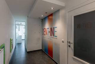 Instapklare praktijkruimte in recent gebouw met uitstekende bereikbaarheid. <br /><br />Bent u op zoek naar een moderne en professioneel ingerichte praktijkruimte? Dan is deze recent gebouwde praktijk de ideale uitvalsbasis voor uw professionele activiteiten.<br /><br />We betreden de praktijk in de onthaalruimte waar u uw cliënten op een aangename manier kan verwelkomen. Daarnaast zijn er twee afzonderlijke praktijkruimtes, ideaal voor zelfstandige zorgverleners, therapeuten of andere vrije beroepen.<br /><br />Verder is de praktijk uitgerust met een volledig geïnstalleerde keuken, wat zorgt voor extra comfort tijdens de werkdag. Dankzij het aanwezige alarmsysteem geniet u bovendien van een veilige werkomgeving.<br /><br />Bij het pand zijn twee private parkeerplaatsen achter het gebouw in de prijs begrepen, waardoor zowel u als uw cliënten steeds gemakkelijk kunnen parkeren.<br /><br />Een gunstig EPC werd bekomen door de recente leeftijd, isolatie, prima in orde schrijnwerk en ramen, centrale verwarming op gas en de aanwezige airco's. <br /><br />Bent u benieuwd en wenst u de volgende stap te nemen in uw ondernemerschap? Maak dan uw afspraak via info@immovl.be of bel het nummer 014 58 02 08!