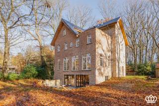 <p><span>Unieke nieuwbouwvilla, gelegen in een bosrijke omgeving, met o.a. een ruimte inkomhal, lichtrijke leefruimte, leefkeuken met aansluitend terras, 5 slaapkamers waaronder één met dakterras, 3 ingerichte badkamers en een ruime kelder, op een perceel van ca. 2.000 m².</span></p><p><span> </span></p><p><span>INDELING</span></p><p><span> </span></p><p><span>Gelijkvloers</span></p><p><span>Dubbele houten voordeur naar de ruime inkomhal op tegelvloer voorzien van een vestiaire en gastentoilet met handenwasser.<br />Trap naar boven de lichtrijke leefruimte met aansluiting voor openhaard en een trap naar beneden naar de gezellige leefkeuken, eveneens op tegelvloer, met sierlijke haard met houtkachel, een kookeiland met keramisch werkblad voorzien van een dubbele spoelbak, inductie vuur met dampkap, koelkast met vriezer, oven en microgolf. Verbonden aan het kookeiland een houten tafel. Vanuit deze ruimte heeft u toegang tot het verlaagde en zuid gerichte terras. Naast de keuken is er nog een koele berging. Verder op deze verdieping nog een wasplaats en berging. </span></p><p><span> </span></p><p><span>Eerste</span><span> </span><span>verdieping</span></p><p><span>Via een wenteltrap in de toren bereikt u de eerste verdieping, de nachthal geeft uit op 4 ruime slaapkamers die per 2 kamers een badkamer delen en een apart toilet.</span></p><p><span> </span></p><p><span>Tweede verdieping</span></p><p><span>Verder via de wenteltrap bereikt men de tweede verdieping waar zich de royale masterunit bevindt bestaande uit een slaapkamer met terrasdeuren naar het grote dakterras, verder een dressing en een ensuite badkamer voorzien van een vrijstaand ligbad, inloopdouche, wastafel en toilet. </span></p><p><span> </span></p><p><span>Kelder</span></p><p><span>Via een vaste wenteltrap komt u in de kelder. Hier bevinden zich nog 3 kamers en de technische ruimte.</span></p><p><span> </span></p><p><span>Tuin</span></p><p><span>De tuin moet nog nader worden aangelegd. </span></p><p><span> </span></p><p><span>Bijzonderheden</span></p><p><span>Gelegen in een residentiële en bosrijke omgeving, nabij het centrum van Heide-Kalmthout.</span></p><p><span>Volledig nieuw gebouwd met kwalitatieve en duurzame materialen. </span></p><p><span>De villa dient nog verder afgewerkt te worden.</span></p><p><span>Unieke bouwstijl</span></p><p><span>Ruime kelder</span></p><p><span>Twee terrassen, waaronder een dakterras.</span></p><p><span>Bijna energie neutraal, </span><span>overal vloerverwarming</span></p><p><span>Domotica </span></p><p><span>Verkoop geschiedt onder registratie (geen BTW)</span></p><p><span>Het KI zal na oplevering worden herzien</span></p><p><span> </span></p><p><span> </span></p>