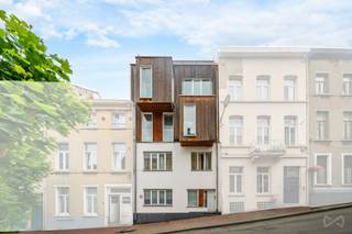 TE KOOP – PRACHTIG DUPLEXAPPARTEMENT MET 2 SLAAPKAMERS EN MODERN COMFORT – LAGE LASTENDeze charmante duplexwoning, gelegen aan de rustige achterzijde...