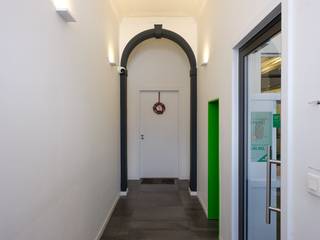 Dit statige, instapklare handelspand met woonst aan de Boelare 108 in Eeklo biedt een unieke kans. Het is ideaal als opbrengsteigendom of als perfecte uitvalsbasis voor ondernemers, dankzij de twee gescheiden units (kantoor en appartement).Volledig gerenoveerd in 2015, beschikt dit pand over een uitstekend EPC-label B, wat garant staat voor duurzaamheid en lage energiekosten.Indeling:1. Gelijkvloers kantoorruimte, ideaal voor een vrij beroep of kantoor. De unit is ruim en praktisch ingedeeld met:- Ontvangstlokaal- 3 bureauruimtes- Vergaderzaal- Keuken, toilet en archief- Douchecel- Koer/terras2. Triplex appartement (momenteel verhuurd):Dit lichtrijke triplex appartement is momenteel verhuurd en biedt onmiddellijk rendement.- Gelijkvloers: Inkomhal, fietsen- en afvalberging.- Verdiep 1: Moderne keuken, eet- en leefruimte, berging en terras.- Verdiep 2: Twee volwaardige slaapkamers (13,58 m²) en (12,39 m²).Troeven:- Onmiddellijk rendement door het verhuurde appartement- EPC B: Zeer energiezuinig- Toplocatie aan de Boelare- Volledig gerenoveerd in 2015- Duurzame afwerking- Perfect voor de combinatie wonen en werkenInteresse? Contacteer ons voor meer informatie over Boelare 108.