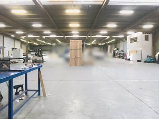 Magazijn/productieruimte van ca. 2.227m² met ruime parking te Oostrozebeke.Specificaties:- vloeroppervlakte van ca. 2.227m²- gepolierde...