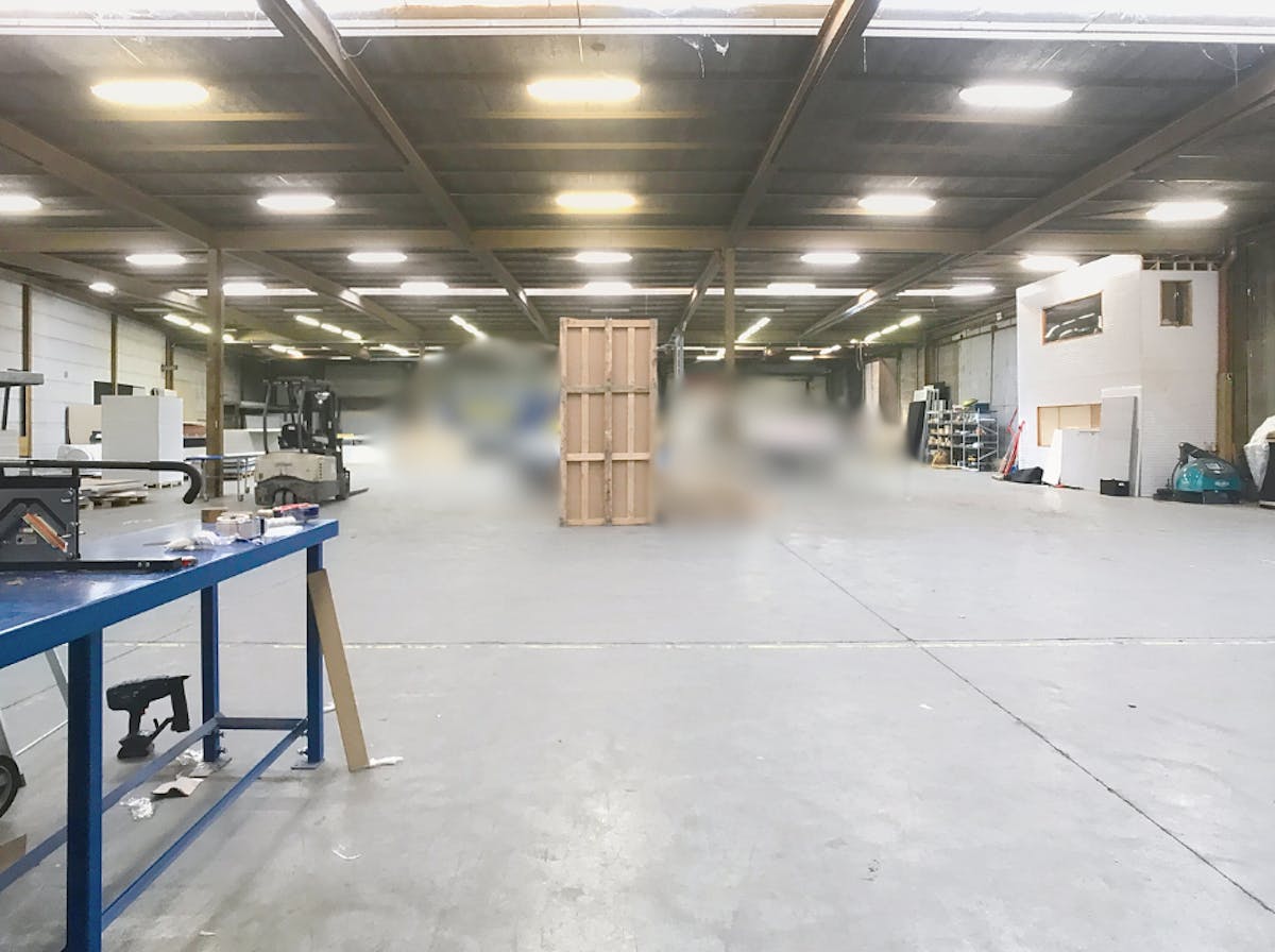 Bedrijfsgebouw van ca. 2.227m² te Oostrozebeke - foto 2