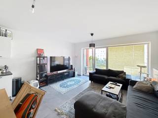 ANDERLECHT – Aan de rand van de stad, in een recent project op een rustige locatie, vlakbij openbaar vervoer en winkels, mooi appartement met 2 slaapkamers van ± 86 m² woonoppervlakte op de 2e verdieping. Het appartement is als volgt ingedeeld: inkomhal met apart toilet, woonkamer van ± 26,5 m² met toegang tot een terras van ± 10,5 m² op het zuiden, volledig ingerichte open keuken (oven, kookplaten, afzuigkap, koelkast/vriezer, vaatwasser), 2 slaapkamers (± 14 m² en ± 9,5 m²), doucheruimte (douche, dubbele wastafel), wasruimte met aansluiting voor wasmachine en parkeerplaats verplicht 100€/maand. Alle oppervlakten zijn bij benadering. Kostenvooruitbetaling: 200 €/maand (warm water, verwarming, gemeenschappelijke ruimtes). EPB: B! Beschikbaar vanaf 15/09/2026.