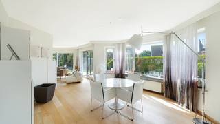 Cet agréable appartement au rez-de-chaussée vous offre une combinaison idéale de confort et d’espace extérieur. Vous serez accueilli dans un spacieux et lumineux séjour donnant sur le jardin ensoleillé orienté plein sud – l’endroit parfait pour se détendre en toute tranquillité.<br /><br />Dans le prolongement, vous trouverez une cuisine fermée, pratique et bien agencée, offrant de nombreux espaces de rangement. L’appartement dispose également de deux chambres à coucher ainsi que d’une salle de bains avec douche à l’italienne.<br /><br />Atouts supplémentaires : une cave au niveau -1 et, au deuxième étage, un espace commun prévu pour installer votre machine à laver.<br /><br />Il est également possible d’acquérir un emplacement de parking au prix de 70 000 euros.<br /><br />En résumé, une belle opportunité pour ceux qui souhaitent vivre de plain-pied avec un agréable espace extérieur !<br /><br />Intéressé(e) ?<br /><br />Appelez : 050 60 99 70<br />Mail : info@immodenil.be