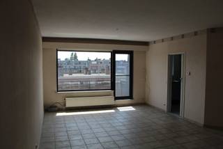 Appartement gelegen in een rustige woonwijk, op wandelafstand van het centrum. Op de 3de verdieping MET LIFT. Ruime living, 2 slaapkamers, keuken met toestellen. Terras vooraan en achteraan. CV op gas. EPC-label B. GARAGEBOX achteraan het gebouw optioneel aan € 100,00 / maand.<br />Provisie water inbegrepen in gem. kosten.