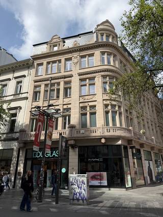 Dit gebouw werd oorspronkelijk ontworpen door de architecten Léonard en Henri Blomme in 1905 en gebouwd in opdracht van diamantair Louis...