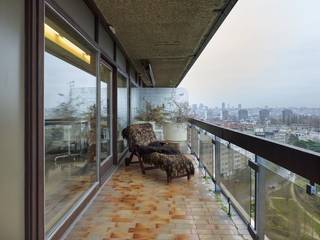 Dit instapklare appartement in Sint-Jans-Molenbeek biedt een zeldzame combinatie van modernistische architectuur en comfort. Het pand bevindt zich...