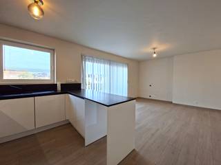 <p>Centraal gelegen in Ninove, op wandelafstand van winkels, scholen en het station, vindt u dit <strong>mooie nieuwbouwappartement </strong>op de eerste verdieping van een recent gebouw <strong>met lift</strong>.</p><p>Het appartement beschikt over <strong>een volledig geïnstalleerde open keuken </strong>met aansluitend een<strong> woonkamer van 25 m² en een zonneterras</strong>. Het appartement telt <strong>twee slaapkamers</strong> van respectievelijk 12,5 m² en 11,5 m², <strong>een badkamer met alle comfort</strong>, <strong>een apart toilet</strong> en <strong>een praktische wasplaats</strong>. Een<strong> extra berging van 2 m²</strong> op het gelijkvloers, naast de <strong>inbegrepen staanplaats</strong>, biedt bijkomende opbergruimte.</p><p>Energiezuinig:<strong> EPC-label A</strong> - Zonnepanelen - Vloerverwarming - Toilet op regenwater</p><p>Dankzij de goede ligging in het centrum van deze stad, geniet u van een uitstekende bereikbaarheid: Alle faciliteiten alsook het openbaar vervoer en invalswegen bevinden zich allemaal op korte afstand. Onmiddellijk beschikbaar!</p>
