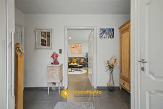 Ben je op zoek naar een rustig gelegen half open bebouwing in een doodlopende straat? Dan is dit pand jouw kans! <br /><br />Naast 3 slaapkamers, een ruime en lichtrijke living met eetkamer, een inpandige garage beschikt deze woning ook over een prachtige, rustgevende tuin waar je in alle privacy kan genieten.<br />Een ideale plek om te ontspannen, te tuinieren of gezellig samen te zijn met familie en vrienden.<br /><br />De woning is heel praktisch gelegen: grootwarenhuizen, het dorpscentrum, apotheek, dokter en tandarts bevinden zich op korte afstand. Ook het prachtige domein Puyenbroeck ligt vlakbij, perfect voor wandelingen, sport en ontspanning in de natuur.<br /><br />Met een woonoppervlakte van 158 m² op een perceel van 699 m² biedt deze woning een mooie combinatie van ruimte, rust en bereikbaarheid. Bovendien beschikt de woning over een gunstig EPC-label B, wat zorgt voor een energiezuinige en comfortabele woonomgeving.<br /><br />Een ideale thuis voor wie rustig wil wonen, met alle voorzieningen binnen handbereik.<br /><br />Troeven:<br />- Rustig gelegen <br />- Prachtige, rustgevende tuin<br />- 3 slaapkamers <br />- Inpandige garage <br />- EPC B<br />- 158 m² bewoonbare oppervlakte <br />- 699 m² grondoppervlakte<br /><br />Bezoekdag op donderdag 26/03  van 17h -19h – enkel op afspraak!<br />Bel <strong>0492/97.47.00</strong> of mail nathalie@immomamo.be.<br /><strong>Let op: op voorhand verwittigen is verplicht.</strong>