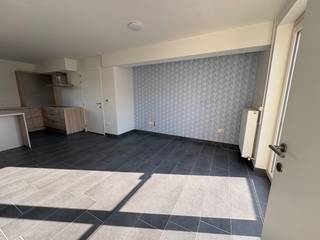 Dit mooi, energiezuinig 1 slaapkamer appartement is gelegen te Zevendonk. Een bakker en koffiehuisje op 10m afstand, een bushalte voor het appartementen en op 100m een superette en apotheker. Binnen de 5 minuten is men met de wagen op de autostrade naar Antwerpen of Eindhoven. Toch is dit pand gelegen in het groen en bevindt deze zich in een rustige straat. <br />Het appartement bevat een moderne open keuken met gezellige leefruimte en veel natuurlijke lichtinval, een ruime slaapkamer en een badkamer met lavabo, douche en toilet. Om af te sluiten is er een technische ruimte voor de huishoudelijke toestellen. Het appartement is helemaal opnieuw geschilderd. Een autostaanplaats is inbegrepen. U beschikt over een aparte fietsenberging waar ook de vuilnisbakken staan.