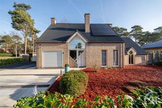 <p>In een groene straat, op slechts 5 minuten van het centrum van Tremelo, bevindt zich deze gezellige vrijstaande woning op een ruim perceel van 10,3 are. Hier geniet u van privacy, rust en toch een vlotte bereikbaarheid van winkels, scholen en andere voorzieningen.</p><p>De woning heeft een bewoonbare oppervlakte van 206 m² en is praktisch ingedeeld. Op het gelijkvloers vindt u de open leefruimte met aansluitende loungehoek en eetkamer. De grote raampartijen bieden zicht op de tuin. Vanuit de volledig ingerichte keuken is er toegang tot de inpandige garage met wasplaats. Er is plaats voor 1 wagen, en extra parkeergelegenheid buiten. Verder is er een apart toilet voorzien voor gasten. De eerste verdieping telt 3 volwaardige slaapkamers. Eén van de slaapkamers is deels onderverdeeld, ideaal als bureau of dressing. De badkamer heeft zowel een inloopdouche als ligbad, dubbele wastafel en toilet. Daarnaast is er nog een zolderberging, perfect voor extra opslagruimte.<br />De netjes onderhouden tuin met vijver vormt een echte troef: een heerlijke plek om te ontspannen of te tuinieren.</p><p>Er zijn zonnepanelen, airco, ... voorzien.</p><p>EPC: 198 kWh/m² UC: 20260127-0003784033-RES-2</p><p>Woongebied, vergunning, verkavelingsvergunning, geen dagvaarding, geen verkooprecht.</p><p>Wil jij meer informatie over deze woning? Bel ons dan op 016 90 10 21 of mail naar info@future-home.be.</p><p>Wens je een gratis schatting? Vergeet dan zeker geen contact met ons op te nemen!</p>