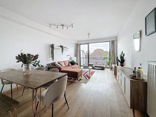 INDELINGInkomhal ca. 3m² - eiken parket - vestiaire nisGastentoilet ca. 1 m² - donkere keramische tegel - handenwasserLiving ca. 24 m² - eiken parket...