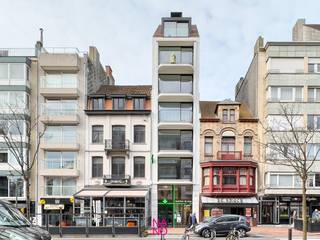 Dit nieuwbouwappartement in de Residentie Cosmopolite is uiterst goed gelegen op het einde van de Lippenslaan, vlakbij alle winkels, de zee en het strand.<br /><br />Het appartement werd volledig instapklaar gemaakt. Het bestaat uit een woonkamer met een terras, waarvan je zijdelings de zee kan zien, er is een open ingerichte keuken, een apart toilet, een mooie badkamer met inloopdouche, berging, een slaapkamer met inbouwkast en toegang tot het zonnig terras, een tweede kleinere slaapkamer waar je een enkel bed of stapelbed kan plaatsen en tevens toegang hebt tot het terras.<br /><br />In de kelderverdieping is er nog een aparte private berging voorzien.<br /><br />Vrij vanaf 1 september 2026.<br /><br />Forfait kosten syndic 75 €.