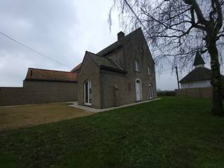 Deze ruime halfopen woning in Dentergem is de ideale woning voor wie op zoek is naar een comfortabel huis met veel ruimte en privacy.De woning...