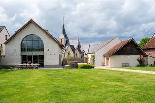 Uw droom van landelijk wonen wordt werkelijkheid met dit exclusief gerestaureerd landhuis met oneindig veel potentieel. Hier komt u thuis in een...