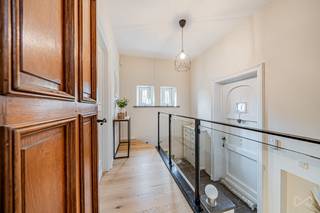 <p>In het hart van Grez-Doiceau, in een rustig steegje beschut voor alle drukte, combineert deze natuurstenen woning de charme van het oude met het comfort van het hedendaagse. Een zeldzame ligging : de meest volledige rust, terwijl alle voorzieningen van het centrum te voet bereikbaar zijn.</p>
<p>Achter haar mooie natuurstenen gevel onthult het interieur een moderne en verzorgde renovatie. De lichtrijke leefruimte van meer dan 55 m² en de open keuken strekken zich natuurlijk uit naar buiten, waar een prachtig terras van meer dan 120 m² het leven van de woning verlengt. Daarachter biedt de tuin op het zuidoosten een waar groen schrijn, de hele dag door door de zon gebaad. Een garage en verschillende parkeerplaatsen vervolledigen dit niveau.</p>
<p>Op de verdieping ontvouwen drie mooie slaapkamers van 15, 18 en 20 m² royale volumes. Eén ervan geniet van een privéterras, een uitnodiging tot rustige momenten bij het ontwaken.</p>
<p>De woning herbergt ten slotte een belangrijke troef : een inrichtbare zolder van bijna 60 m², met de mogelijkheid om bijvoorbeeld twee bijkomende slaapkamers en een badkamer te creëren. Een kostbaar ontwikkelingspotentieel, om de woning te laten meegroeien met de levensprojecten.</p>
<p>Charme, ruimte, lichtinval en een uitzonderlijke ligging : een zeldzame woning, in het kloppende hart van Grez-Doiceau.</p>