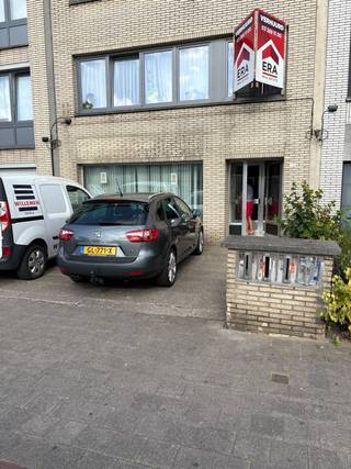 Centraal gelegen kantoorruimte van 43 m² met nog 2 aparte kantoorruimtes van respectievelijk 17 en 14 m². Een kleine kitchenette en apart toilet...