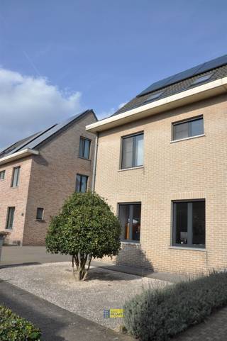 <p><span>Deze mooie halfopen bebouwing te Stabroek is gelegen in een rustige, gevestigde woonwijk nabij het centrum. Met een bewoonbare oppervlakte van 194 m² (excl garage) en een grondoppervlak van 394 m², biedt deze moderne woning u voldoende ruimte en privacy.</span></p><p><span> </span></p><p><span>De benedenverdieping betreedt u via de inkom aan de zijkant van de woning, hier vindt u het gastentoilet en de ingerichte bureau-ruimte, de woonkamer van 42 m² is voorzien van een tegelvloer en de open, volledig uitgeruste keuken met eiland werd vernieuwd in 2021, verder vindt u hier nog een praktische bijkeuken en toegang tot de garage. Op de eerste verdieping bevinden zich 3 slaapkamers (7-10 en 16 m²) en een netjes afgewerkte badkamer met douche, ligbad, wastafel en 2de toilet. De zolderverdieping te bereiken via een vaste trap is ingedeeld in een grote slaapkamer van ca. 27 m² en een handige, ruime bergkamer.</span></p><p><span> </span></p><p><span>De tuin is uitstekend verzorgd en aangelegd met sierbeplanting en hagen alsook een gezellig terras om buiten te eten voorzien van een zonnetent en een lounge terras. </span></p><p><span> </span></p><p><span>Deze woning combineert modern comfort en leefruimte met een praktische indeling en biedt een uitstekende nieuwe thuis voor een (groot) gezin.</span></p>