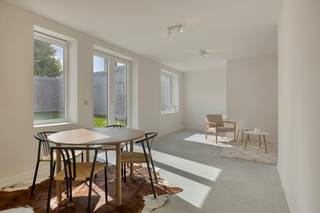 Cette maison familiale magnifiquement rénovée située au 43 de la Pottestraat à Poperinge a été démolie de la tête aux pieds ; il s'agit en fait d'une maison neuve avec une veste existante.<br />Avec un label EPC B favorable, une finition de haute qualité et la possibilité d'acheter avec des frais d'inscription réduits de 2 %, il s'agit d'une opportunité unique sur le marché immobilier !<br /><br />Composé de :<br />Rez-de-chaussée : <br />Hall d'entrée avec placards intégrés - Toilettes séparées - Cuisine équipée de façon moderne avec plaque à induction, four, réfrigérateur, lave-vaisselle, placards intégrés - un salon confortable et lumineux avec coin repas donnant sur le jardin - Garage/buanderie avec portail sectionnel automatique, espace pour vélos<br /><br />Premier étage : <br />3 chambres spacieuses (11+14+19 m²) avec beaucoup de lumière naturelle.<br />Une salle de bain moderne avec une double vasque encastrée et une douche à l'italienne confortable - WC séparés<br /><br />Deuxième étage (grenier) : <br />Accessible par un escalier fixe. <br />Voici une 4e chambre complète, plus une grande pièce de rangement/polyvalente qui peut parfaitement servir de salle de loisirs, de bureau à domicile ou même de 5e chambre.<br /><br />À l'arrière, vous trouverez un jardin confortable et entièrement clos où vous pourrez profiter du plein air en toute tranquillité et en toute intimité.<br /><br />Caractéristiques de cette propriété à vendre :<br />* Étiquette EPC B <br />* 12 panneaux solaires<br />* Chauffage au sol<br />* Garage spacieux<br />* 4 à 5 chambres<br /><br /><br /><br />Registre des mesures: non<br /><br />Les images générées par l’IA sont fournies en guise d'inspiration. Elles ne tiennent pas compte des spécifications techniques, ni des renseignements urbanistiques, ni des possibilités concrètes de réalisation.