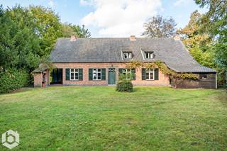 Op een uitstekende locatie te Keerbergen bevindt zich deze karaktervolle hoevewoning met 3 slaapkamers, een ruime garage en een geheel aangelegde tuin op een perceel van 1836 m². De woning combineert een aangename, groene omgeving met een centrale ligging nabij het centrum, winkels, scholen, sportfaciliteiten en het openbaar vervoer.<br /><br />We betreden de woning via de inkomhal met vestiairemogelijkheden en een apart gastentoilet. De aangename, lichtrijke leefruimte authentieke open haard biedt volop mogelijkheden om een gezellige zithoek en een aparte eetplaats in te richten. Aansluitend bevindt zich een aparte kamer die naar eigen wens ingericht kan worden als bureau, leeshoek of speelhoek. De praktische keuken is voorzien van de voornaamste toestellen en kijkt uit op de geheel aangelegde, zuid-georiënteerde tuin waarin u steeds in alle rust en privacy kan te genieten van het mooie weer. Verder vinden we op het gelijkvloers de master bedroom, een badkamer met douchebad en dubbele lavabo, een wasplaats met bergruimte en een ruime inpandige garage. De nachthal op de eerste verdieping geeft ons toegang tot 2 ruime slaapkamers, een aparte toilet en de tweede badkamer de welke is uitgerust met een douchebad en een lavabo. Als extra troef beschikt de woning ook over een ruime zolder die, mits verdere afwerking, perfect kan worden ingericht als 2 bijkomende slaapkamers en eventueel een extra badkamer. De woning werd geheel nieuw opgebouwd in 1975 met gebruik van heel wat authentieke materialen uit de 18de en 19de eeuw (witte kruisvensters, balken in de woonkamer, schouwbalk, voordeur, dorpels).<br /><br />U bent verplicht deze woning binnen de 6 jaar na aankoop grondig energetisch te renoveren tot minimum EPC-label D.  <br /><br />Dit is een uitstekende opportuniteit voor wie op zoek is naar een karaktervolle woning met 4 slaapkamers, een ruime tuin en een gunstige ligging nabij het centrum van Keerbergen. Contacteer ons voor meer informatie op 0479/47.09.61 of neem een kijkje op www.boonstravastgoed.be.<br /><br />Bijzonderheden:<br />- 3 slaapkamers<br />- Uitstekende locatie<br />- Veel mogelijkheden