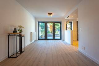 Prachtige afgewerkte 3 slaapkamer woning met garage en zuid - west tuin.gelijkvloers: inkomhal met apart toilet, living met zicht op tuin en nieuwe...