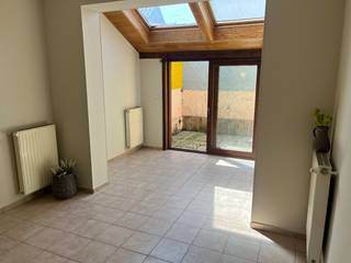 Vlakbij de Vesten vinden we deze leuke woning met potentieel!Ze is gelegen in een aangename straat tussen de Coupure en de Kazernevest, in de directe...
