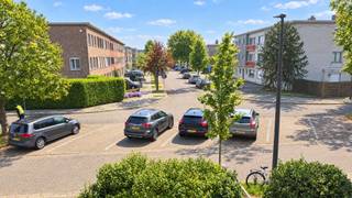 Appartement gelegen op het 1ste verdiep in een rustige doodlopende straat .<br />Overal voorzien van rolluiken.<br />De keuken is gerenoveerd in 2021 door Dovy.<br />De badkamer is sinds 2024 gerenoveerd ook de vloer in de gang is toen vernieuwd .<br />Er zijn 2 slaapkamers waarvan 1 grote en 1 kleine die nu als dressing / bergruimte wordt gebruikt .<br />Het aparte toilet is ook in 2024 gerenoveerd.<br />De garage is achter het appartement gelegen en heeft een elektrische sectionaalpoort .<br />Geen immokantoren aub.