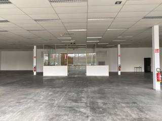 Showroom of 726 m² for rent in Dendermonde, offering excellent visibility along the Zeelsebaan and easy access to the E17. The unit is part of...