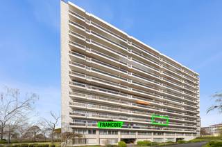 Ontdek deze smaakvol gerenoveerde studio, gelegen op de tweede verdieping van de verzorgde Residentie Westland II aan de Boulevard Sylvain Dupuis...