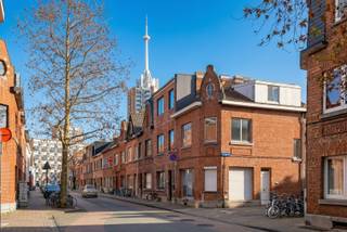 <p><span>Midden in het historisch centrum, op enkele wandelpassen van het station van Leuven, zijn wij verheugd deze te renoveren woning met een gevelbreedte van maar liefst 20 m en met een outdoor parkeerplaats te koop aan te bieden.</span><span><br /></span><span>Deze verrassend ruime woning met als bouwjaar 1930, gelegen op een hoekperceel van 111 m² en met een nuttige oppervlakte van 167 m², omvat op het gelijkvloers een inkomhal met traphal, een gastentoilet, een ruime living met eetgedeelte, een keuken, een badkamer en een stadskoer met garagepoort, perfect voor het parkeren van één wagen. Op de eerste verdieping bevinden er zich een overloop en 3 volwaardige slaapkamers. Hogerop telt de tweede verdieping, tevens de hoogste verdieping, nog een overloop en een vierde slaapkamer. Bovendien beschikt deze degelijke woning nog over meerdere functionele kelders en over een buitenruimte van 30 m². </span><span>Dit eigendom heeft een degelijke constructie maar dient gerenoveerd te worden.<br />Mits de nodige verbouwingswerken uit te voeren kan dit huis veranderd worden in een gezellige, hedendaagse thuis!</span><span><br />Kortom, deze centraal gelegen woning met veel potentieel en parkeerplaats is zeker een bezoek waard. Voor snelle beslissers.</span></p><p><span> </span></p>