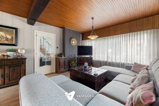 <p><span>Instapklare, centraal gelegen woning op ruim perceel met zwembad</span></p><p><span> </span></p><p><span>Belangrijkste troeven:</span></p><p><span>- Centrale ligging: rustig gelegen en op wandelafstand van school, winkels...</span></p><p><span>- Reeds vernieuwd: keuken, isolatie spouwmuur, warmtepomp zwembad</span></p><p><span>- Instapklaar met mooie ruimtes</span></p><p><span>- Ruim perceel met zuidelijke oriëntatie</span></p><p><span>- Tuin met garage, tuinberging, tuinhuis en zwembad</span></p><p><span>- Voorzien van kelder en zolder</span></p><p><span> </span></p><p><span>Bekijk zeker ook onze grondplannen met de afmetingen. Zo krijgt u van thuis uit al een perfect beeld van wat deze woning te bieden heeft!</span></p><p><span>Wenst u meer info of een vrijblijvende bezichtiging, contacteer dan ons kantoor op het nummer 014 39 99 99 en wij helpen u graag verder.</span></p>