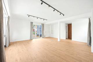 Ideally located in the heart of Brussels, within walking distance of Place du Sablon and BOZAR, this elegant unfurnished apartment with two terraces is situated on the fourth floor and offers approximately 69 m² of living space (EPC). It combines contemporary design, abundant natural light, and an exceptional location.<br /><br />The apartment features an entrance hall with a guest toilet, a bright living and dining area opening onto a spacious terrace, a fully equipped kitchen, a night hall, a comfortable bedroom, and a bathroom.<br /><br />An optional parking space is available for rent. The building also benefits from a communal bicycle storage area.<br /><br />EPC: E+<br /><br />Monthly provision for common charges: €120.<br />Monthly water provision: €40.<br /><br />The Sablon district is renowned for its unique blend of historic charm and vibrant city life. Antique shops, art galleries, renowned restaurants, inviting terraces, and artisan chocolatiers create an elegant and lively atmosphere. The property also enjoys excellent access to public transport, shops, and a wide range of cultural attractions.