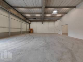 Nieuwe KMO-unit met een oppervlakte van 823 m². De nieuwe KMO-ontwikkeling '<strong>PORTIS</strong>' bestaat uit <strong>49 KMO-units </strong>met oppervlaktes tussen <strong>164 m² en 1.183 m²</strong> (eventueel samen te voegen tot grotere entiteiten).<br /><br />Deze unit is een combinatie van twee KMO-units die langs de achterkant met elkaar verbonden zijn en beschikt dus over twee sectionaalpoorten (4,50 x 4,80) en twee toegangsdeuren. De unit is opgebouwd uit een betonconstructie met als gevelbekleding een betonplint in combinatie met geïsoleerde sandwichpanelen.<br /><br />Bijkomend is deze unit, met een vrije hoogte van +/- 6 meter, uitgerust met een polybetonvloer (18 cm), led-verlichting + elektriciteit, twee toiletten met handwasbak. De dakstructuur laat het toe om zonnepanelen te plaatsen en lichtkoepels zijn aanwezig. Het regenwater wordt opgevangen in een individuele RWA-put van <strong>10.000 liter. </strong>Ruime parkeer- en manoeuvreerruimte op de site. Bij deze combinatie zijn er 4 parkeerplaatsen voorzien in de prijs.<br /><br />Het project bevindt zich in het hartje van de IZ Pathoekeweg en op 4 km van Brugge centrum en nabij de N31 Expresweg die de A11 verbindt met de E40 en de E403 alsook met de N371. <br />Ook nog kleinere oppervlaktes beschikbaar op de site.<br /><br />Onmiddellijk beschikbaar. Geschikt voor zowel opslag als productie.<br />Contacteer <strong>PANORAMA B2B</strong> voor bijkomende inlichtingen of een vrijblijvend plaatsbezoek <strong>0479 70 70 73</strong>.