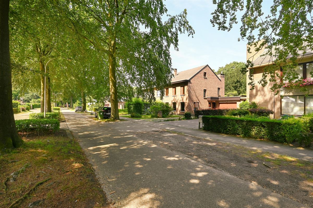 Ruime gezinswoning met grote tuin in groene omgeving - foto 2