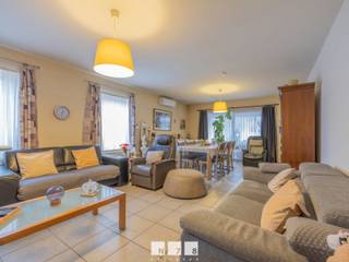 <span><strong>GELIJKVLOERS APPARTEMENT MET 2 SLAAPKAMERS, TERRAS EN GARAGE TE STOKKEM.<br /><br />TROEVEN</strong><br /></span><span>- Gelijkvloers wonen.<br />- Mooie afwerking.<br />- 2 slaapkamers.<br />- Privé tuin met overdekt terras.<br />- Eigen garage.<br />- Ook ideaal als investering.<br /><br /><strong>GELIJKVLOERS 00 (96,99 m²)<br /></strong>- Inkomhal (1,43 m x 3,85 m + 1,80 m x 1,80 m = 8,74 m²): tegelvloer.<br />- Woonkamer (4,49 m x 7,69 m = 34,52 m²): tegelvloer.</span><br /><span>- Keuken (3,76 m x 3,50 m = 13,16 m²): volledig geïnstalleerde keuken met onder- en bovenkasten, lades, keramische kookplaat, dampkap, oven, koelkast, doorgang naar overdekt terras, tegelvloer.</span><br /><span>- Toilet (1,80 m x 1,10 m = 1,98 m²): zittoilet, lavabo, tegelvloer.</span><br /><span>- Berging/wasplaats (3,76 m x 1,66 m = 6,24 m²): aansluiting wasmachine, tegelvloer.</span><br /><span>- Badkamer (2,69 m x 2,61 m = 7,02 m²): ingericht met badkamermeubel met dubbele lavabo, onderkast en lades, aparte douche, ligbad, tegelvloer.<br />- Slaapkamer 1 (3,85 m x 3,00 m = 11,55 m²): tegelvloer.<br />- Slaapkamer 2 (4,24 m x 3,25 m = 13,78 m²): tegelvloer.<br /><br /><strong>EXTERIEUR</strong></span><br /><span>- Overdekt terras.<br />- Prive tuin.<br />- Garage.<br /><br />Bekijkt u deze advertentie via een aanverwante vastgoedsite, surf dan zeker naar onze website <strong>www.N78vastgoed.be</strong> voor een uitgebreide beschrijving en foto's. <strong>Meer info: +32 (0)89 86 18 88 of info@N78vastgoed.be.</strong></span>