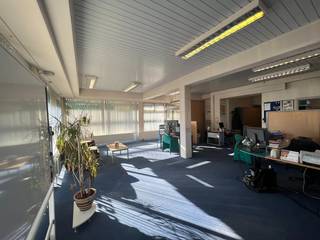 Een top commerciële ligging langs doorgaande weg, in Rekem. Met een vlotte verbinding naar M2, Value Retail, Maastricht en de op- en afritten van...