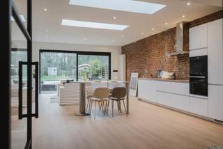 Volledig gerenoveerde woning (2025), uiterst energiezuinig en instapklaar. Je hoeft niets meer te doen: geen schilderwerken, nauwelijks nog...