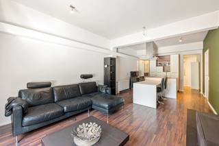 <strong>Charmant appartement op het Antwerpse Zuid </strong><br /><br />Dit aangename appartement bevindt zich op de eerste verdieping en verwelkomt je via een veiligheidsdeur die toegang geeft tot de verzorgde inkomhal. De inkomhal is voorzien van een praktische ingemaakte kast die niet alleen zorgt voor extra bergruimte, maar ook plaats biedt aan de geïnstalleerde wasmachine en droogkast.<br /><br />Vanuit de hal bereik je de slaapkamer, waar voldoende ruimte is om een kledingkast te plaatsen. Verder in het appartement kom je terecht in de gezellige woonkamer met open keuken. Aansluitend aan de woonkamer bevindt zich de badkamer, uitgerust met een douche en toilet.<br /><br />Daarnaast beschikt het appartement over een privatieve kelder en een fietsenberging op de ondergrondse verdieping.<br /><br />De ligging in de Tolstraat is een echte troef. Het appartement bevindt zich op wandelafstand van het nieuwe Zuidpark en de sfeervolle Marnixplaats, met haar gezellige cafés, restaurants en terrassen. Antwerpen Zuid staat bekend om zijn karaktervolle straten, hotspots en levendige sfeer, waardoor dit een bijzonder aangename buurt is om te wonen.<br /><br />Dankzij de centrale ligging, de praktische indeling en de grote aantrekkingskracht van Antwerpen Zuid is dit appartement niet alleen ideaal als eigen woonst, maar ook bijzonder geschikt als investering. Een charmante woonplek voor wie comfortabel wil wonen of op zoek is naar een interessante investeringsopportuniteit op een toplocatie.