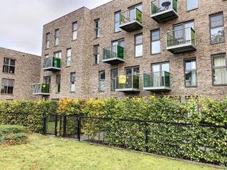 Dit appartement is rustig gelegen en kijkt op een groen plein.<br /><br />Via de lift komen we op de eerste verdieping en betreden we het appartement via de inkomhal die uitgeeft op zowel de woonkamer als de berging en een gastentoilet.<br />De woonkamer met open keuken kijkt uit op het terras waar je kan genieten van het zicht op het groene pleintje.<br />De keuken is uitgerust met een keramische kookplaat, een koelkast, een vaatwasser en een microgolfoven.<br /><br />Verder hebben we een ruime slaapkamer met aansluitend een leuke badkamer. De badkamer is uitgerust met een douche, een lavabo met spiegel en een sierradiator.<br /><br />In de huurprijs is ook een ondergrondse staanplaats en een extra berging begrepen.<br /><br />De gemeenschappelijke kosten bedragen 60 euro per maand en voor de verwarming betaal je een voorschot van 40 euro per maand. Dit is inbegrepen in de totale huurprijs van 800 euro.<br /><br />Hiervan ontvang je jaarlijks een afrekening op basis van uw werkelijk verbruik.<br /><br />Onmiddellijk beschikbaar <br /><br />De troeven:<br /><br />- Energiezuinig<br />- Terras<br />- Centrum Geel<br />- Rustige ligging<br />- Ondergrondse autostaanplaats<br />- Verlichting geïnstalleerd<br /><br />Heb je interesse? Vraag uw bezoek aan via onze website https://www.immovl.be/te-huur/list en druk op de knop 'IK WENS EEN BEZOEK'.