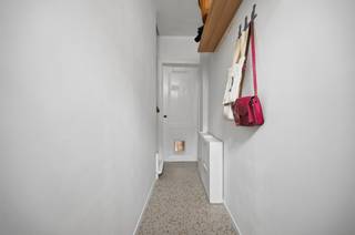 <p><span>Veel van de authentieke elementen in dit huis werden behouden: hoge plafonds, originele tegels, binnendeuren, een zwarte houten voordeur, de geschilderde trap, etc. De structuur van living en keuken is open, waarbij de tuin een aandachtstrekker is. Hij is georiënteerd naar het noordwesten, zeer onderhoudsvriendelijk, met een terras, steentjes en een vijgenboom. U geniet hier van absolute privacy omdat er geen inkijk mogelijk is door buren. De keuken vooraan de woning kreeg groene tegeltjes als spatwand en laat koken toe op gas. De epc-score van 160 (Label B) werd onder meer bereikt door het plaatsen van een condenserende gasketel, 7 zonnepanelen en de isolatie van de daken met 12 cm (schuin dak) en 24 cm (plat dak), plus isolatie van een deel van de achtergevel (14 cm). De droge, betegelde kelder biedt voldoende bergruimte. De badkamer op de eerste verdieping omvat een bad, douche (regenfunctie), ingebouwde nissen, houten afwerkingen en een grote radiator aanwezig. Het platte dak boven badkamer kreeg dit jaar een nieuwe roofinglaag. De 3 kamers zijn ruim bemeten en voorzien van authentieke houten deuren, plankenvloeren en zichtbare houten elementen. De zolder met mezzanine, veluxramen en zichtbare houten balken, is volledig geïsoleerd en biedt de mogelijkheid voor het onderbrengen van een extra werkruimte/hobbyruimte. De woning is rustig gelegen, in een zone 30 met trajectcontrole. De haast perfecte officiële Mobiscore van 9,4 op 10 maakt dat u hier kan wonen zonder auto.</span></p>