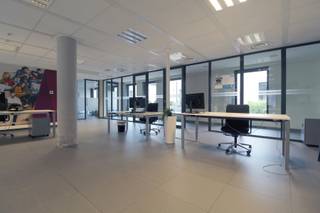 Centraal gelegen kantoorruimteOppervlakte van 145 m²Incl. gemeenschappelijke keuken en toilettenVoorschot kosten: 300 euro...