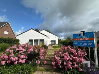 <p><span>Als je een hele leuke woning zoekt ben je in de Postbaan 82 aan het goede adres!</span></p><p><span>Deze woning heeft een mooie architectuur, praktische indeling en een zeer aangename en zonnige tuin.</span></p><p><span>De woning dateert van begin jaren 70 en werd steeds met de nodige zorg goed onderhouden door haar eerste eigenaar.</span></p><p><span>Ontdek samen met ons alle voordelen!</span></p><p><span> </span></p><p><span>Indeling als volgt:</span></p><p><span>GELIJKVLOERS:</span></p><p><span>- inkomhal met toilet en vestiaire</span></p><p><span>- sfeervolle woonkamer en salon in L-vorm, voorzien van parket en openhaard</span></p><p><span>- keuken voorzien van kasten en toestellen, ruimte om te lunchen, toegang naar buiten</span></p><p><span>- bureau of extra slaapkamer</span></p><p><span> </span></p><p><span>V+0,5:</span></p><p><span>- 3 slaapkamers met vinylvloer</span></p><p><span>- badkamer met ligbad en dubbel lavabomeubel</span></p><p><span> </span></p><p><span>V+1:</span></p><p><span>- ingerichte zolderkamer (ev. hobbykamer, speelruimte, gameroom, ev. extra woonkamer)</span></p><p><span>- zolderruimte</span></p><p><span> </span></p><p><span>KELDER:</span></p><p><span>- diverse bergruimtes en stockageruimtes in de kelder</span></p><p><span>- wasplaats, stookplaats, koele berging</span></p><p><span>- inpandige garage met aut. sectionaalpoort</span></p><p><span> </span></p><p><span>TUIN:</span></p><p><span>- mooi aangelegde tuin met terras, siervijvertje en diverse bloemen en planten </span></p><p><span>- verharding in klinkers</span></p><p><span>- praktische tuinberging (extra stockage)</span></p><p><span> </span></p><p><span>EPC = F. De renovatieplicht is van toepassing. </span></p><p><span> </span></p><p><span>BEZICHTIGEN:</span></p><p><span>Kom deze woning samen met ons ontdekken. Bel Immo Diest: 013 31 25 22. Wij plannen voor u graag asap een bezoek in!</span></p><p><span> </span></p><p><span>Virtuele tour reeds nu te bekijken op www.immodiest.be</span></p>
