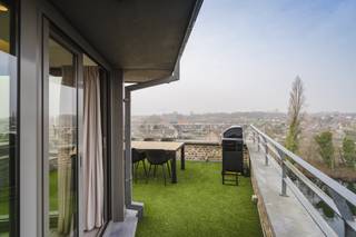Op zoek naar een penthouse te koop in Harelbeke? Aan de gegeerde Banmolens geniet u van prachtige vergezichten over de Leie, in een rustige omgeving en toch centraal met super vlotte bereikbaarheid. Deze penthouse heeft een ruime bewoonbare oppervlakte, is uitzonderlijk lichtrijk dankzij grote raampartijen en werd hoogkwalitatief afgewerkt. Bovendien is het pand 100% instapklaar, met opvallend veel ingemaakte kasten en opbergruimte.De penthouse is verdeeld over de twee bovenste verdiepingen. Er is een trap, maar alles kan ook met de lift, die zowel op verdieping 5 als 6 stopt. Indeling: op de 6de verdieping bevindt zich de inkomhal met gastentoilet, de lichtrijke leefruimte met volledig ingerichte open keuken en een aangenaam zonneterras met uniek uitzicht. Via lift of trap bereikt u de 5de verdieping met praktische bergruimte, een master bedroom met ingemaakte kasten en ensuite badkamer (dubbel lavabomeubel, ligbad en dubbele douche), een 2de slaapkamer met ensuite douchekamer en mogelijkheid tot bureauruimte.Troeven:Zalige volumesPrachtige vergezichtenRustig gelegen langs het waterVlotte bereikbaarheid naar stadscentra (Harelbeke, Kuurne en Kortrijk)InstapklaarUnieke opportuniteitMogelijkheid tot garage en/of staanplaats.Bestuursmaatregelen in het maatregelenregister: nee